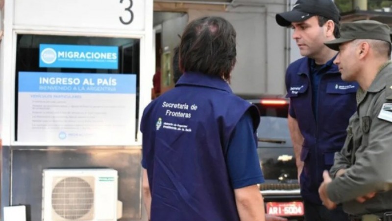 Nuevas reglas migratorias: el Gobierno endurece condiciones de residencia y habilita cobros en salud y educación