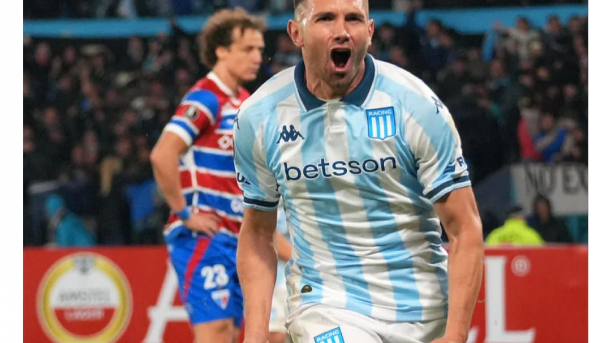 Racing lo ganó en el último suspiro con una chilena de Maravilla y terminó primero en su grupo