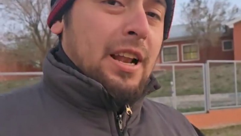 El joven chef que vende facturas, rosquitas y pan casero para salir adelante: "Estoy todos los días en Roca y Lisandro"