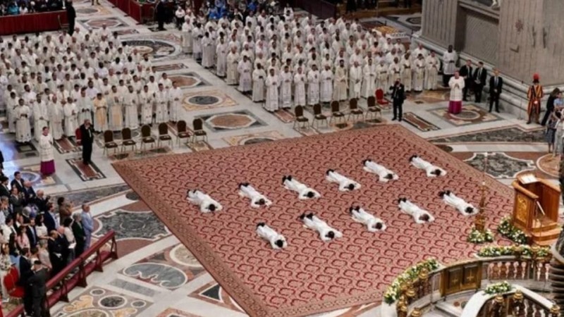 León XIV ordenó a once sacerdotes y pidió "reconstruir la credibilidad de una Iglesia herida"