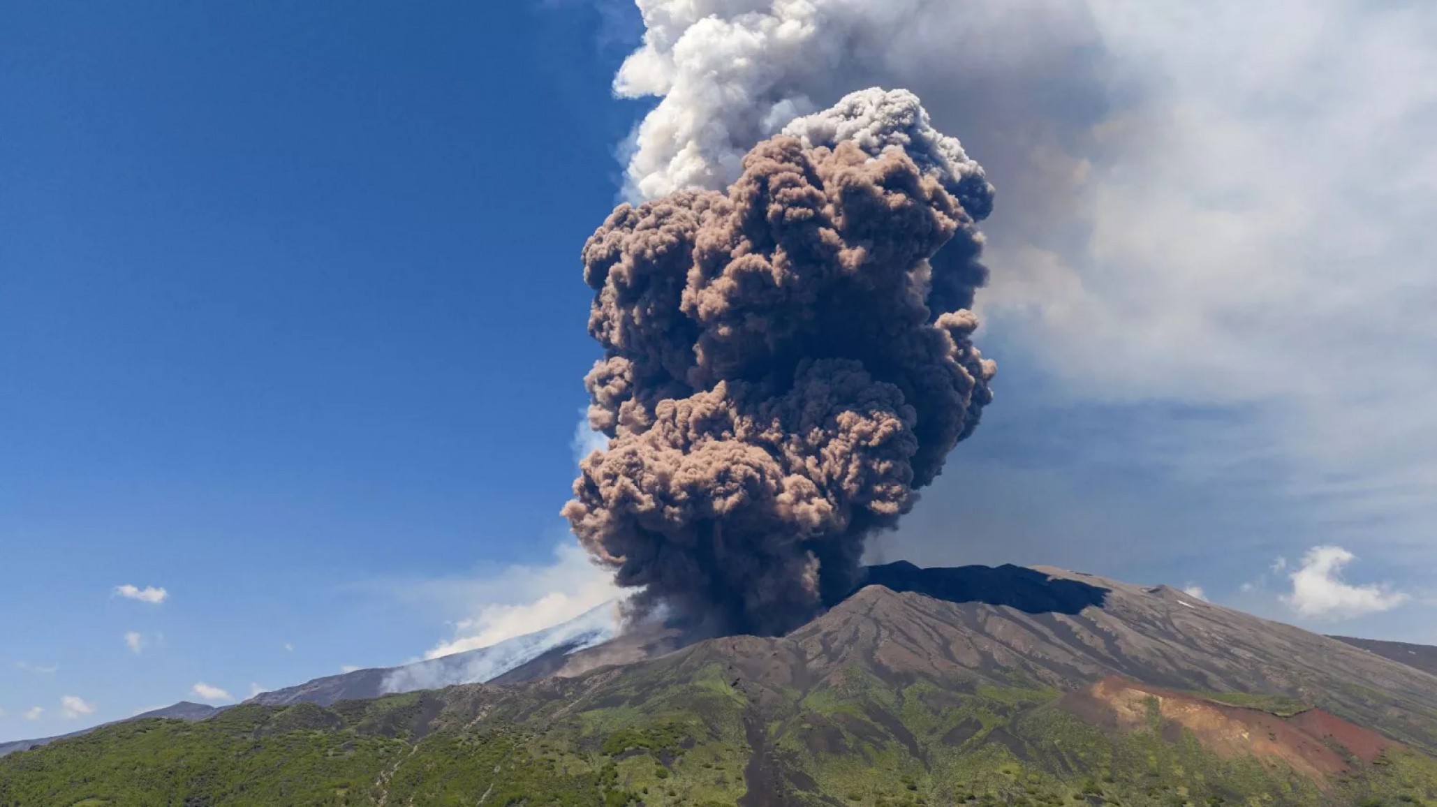 Un volcán en Italia entró en erupción sorprendiendo a turistas y residentes