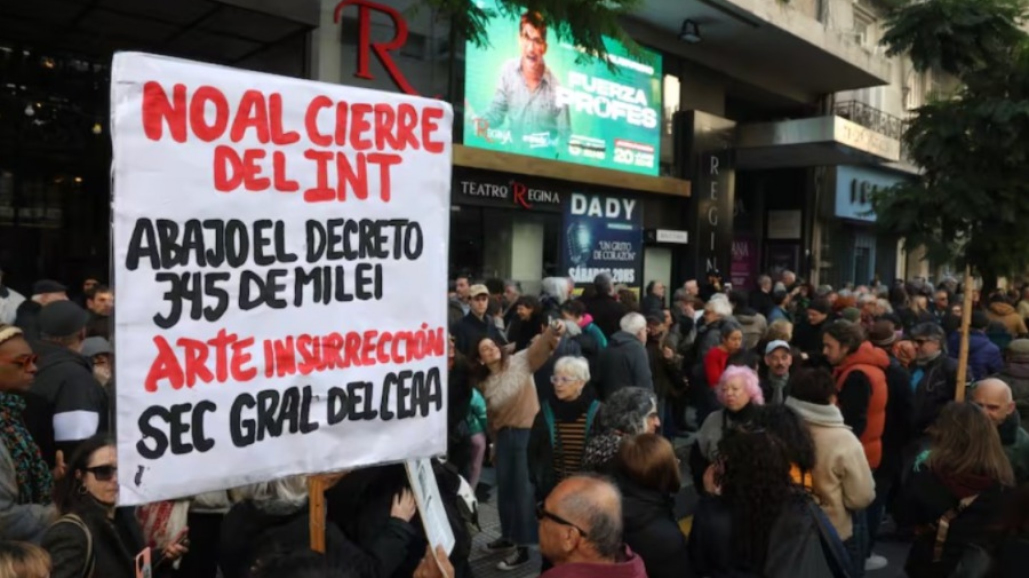 Teatristas repudian el decreto que vacía el INT: "Es una provocación, nos pone a todos en una defensiva"