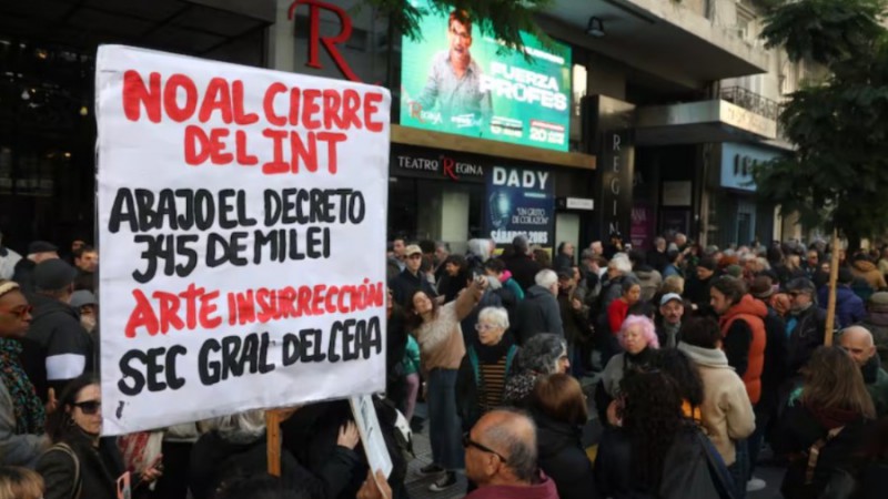 Teatristas repudian el decreto que vacía el INT: "Es una provocación, nos pone a todos en una defensiva"