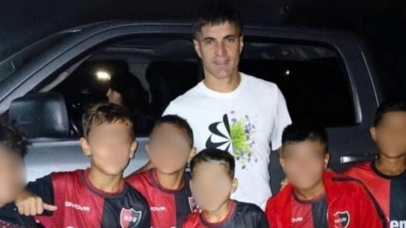 Newell's sancionó a nenes de 9 años por sacarse una foto con el ex CAI, Nacho Malcorra