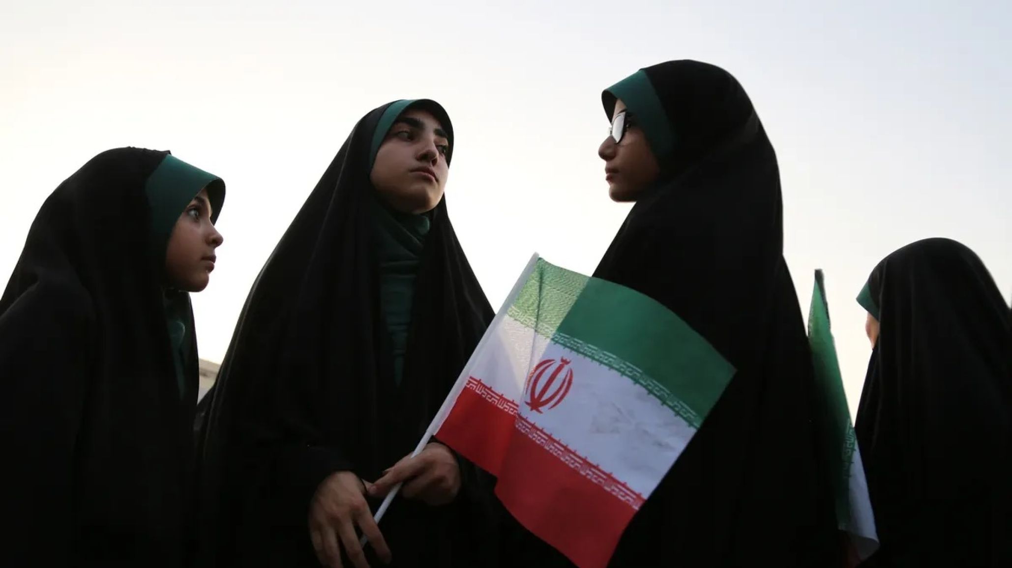Histórico: Irán suspendió el uso obligatorio del velo en espacios públicos