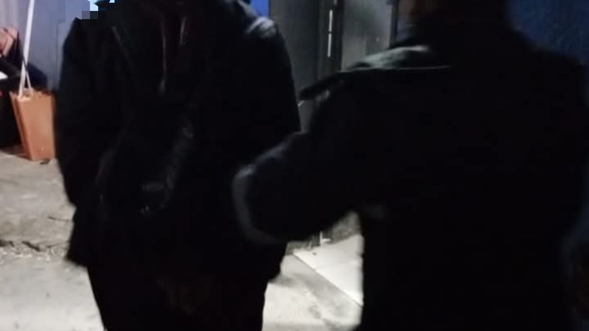 Dos mujeres quisieron salir del súper con $53 mil en productos escondidos: las frenó la policía en la puerta