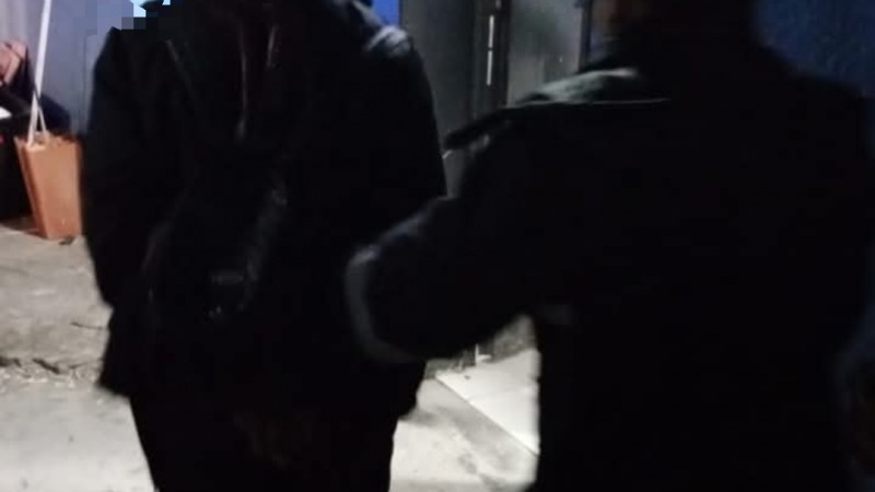 Dos mujeres quisieron salir del súper con $53 mil en productos escondidos: las frenó la policía en la puerta