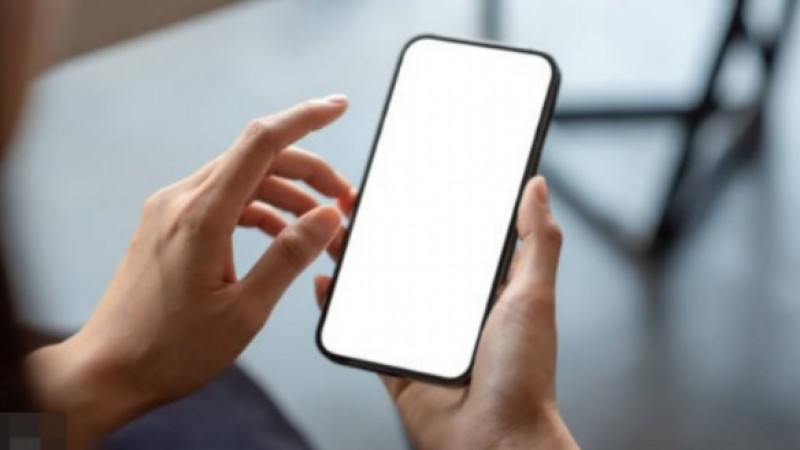 Chau al celu: la Policía del Chubut prohíbe el uso de teléfonos personales durante el servicio