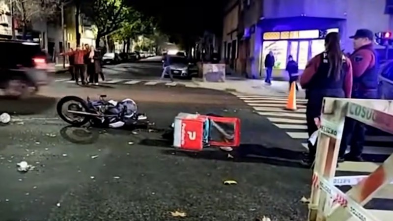 Un repartidor de 26 años murió al chocar con un colectivo en Boedo