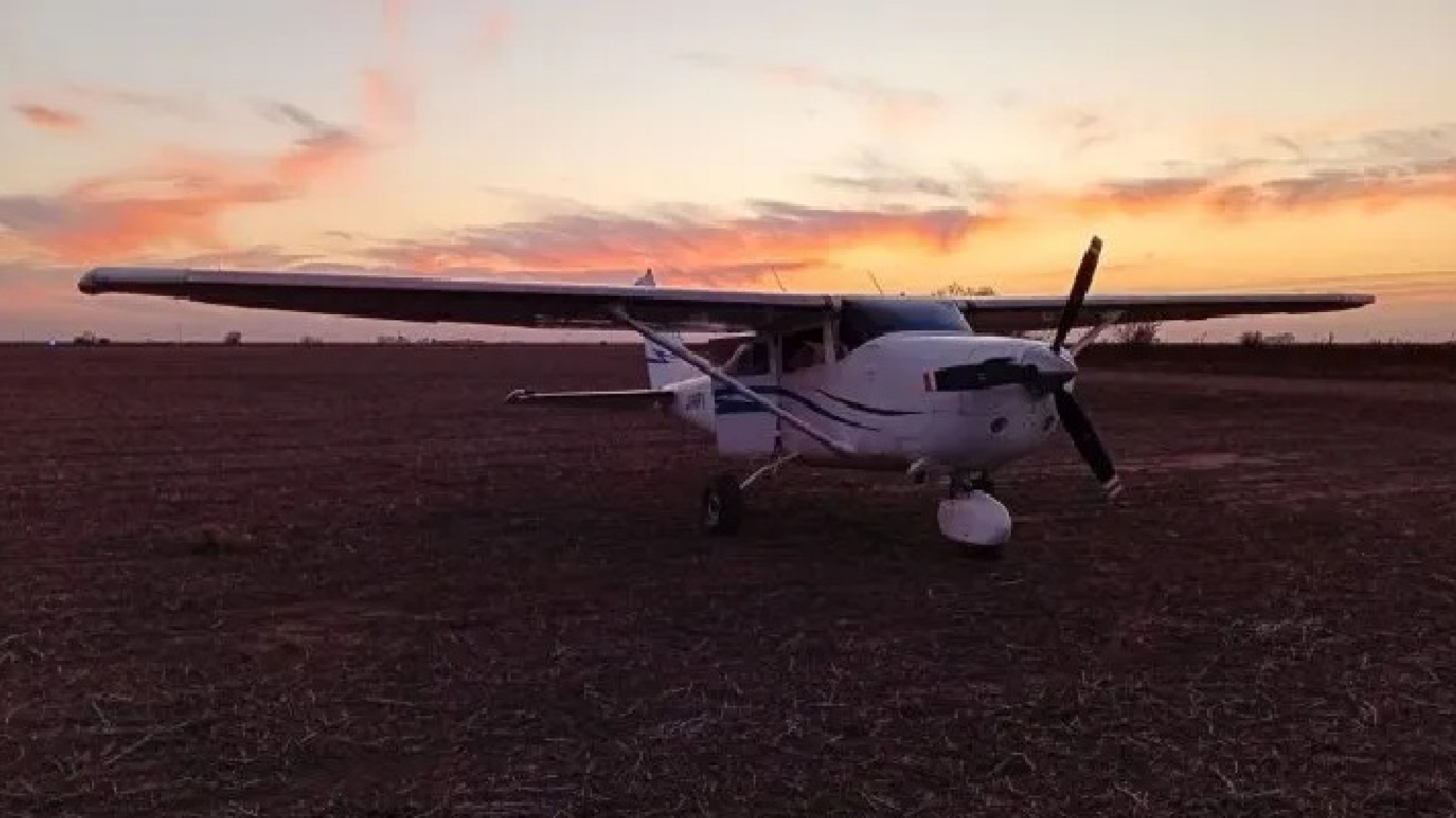 Dos hombres detenidos por abandonar una avioneta y huir a pie en Santa Fe