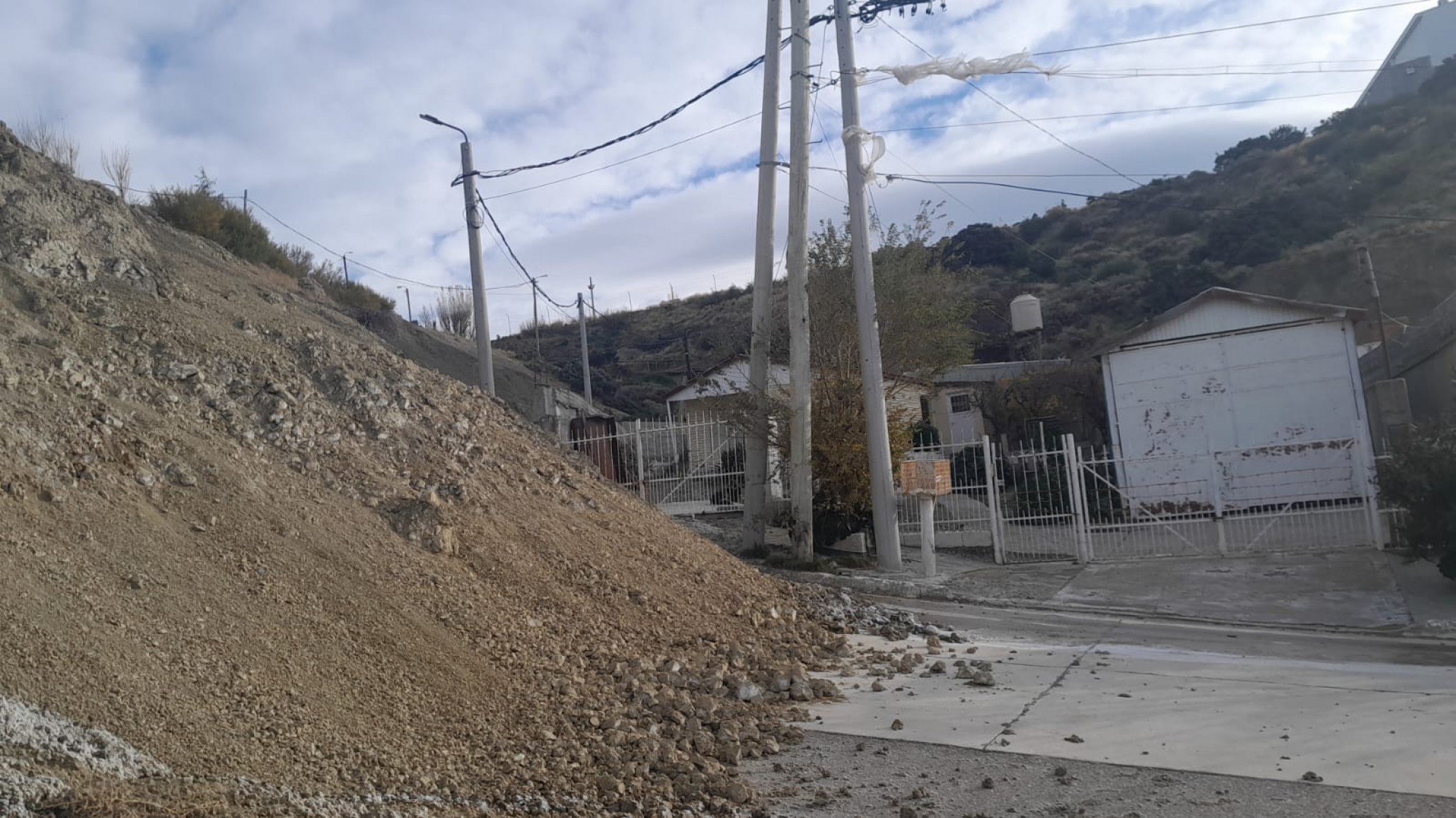 Deslizamiento de greda en Km. 4: Vecinos amenazan con cortar la ruta ante la falta de respuestas
