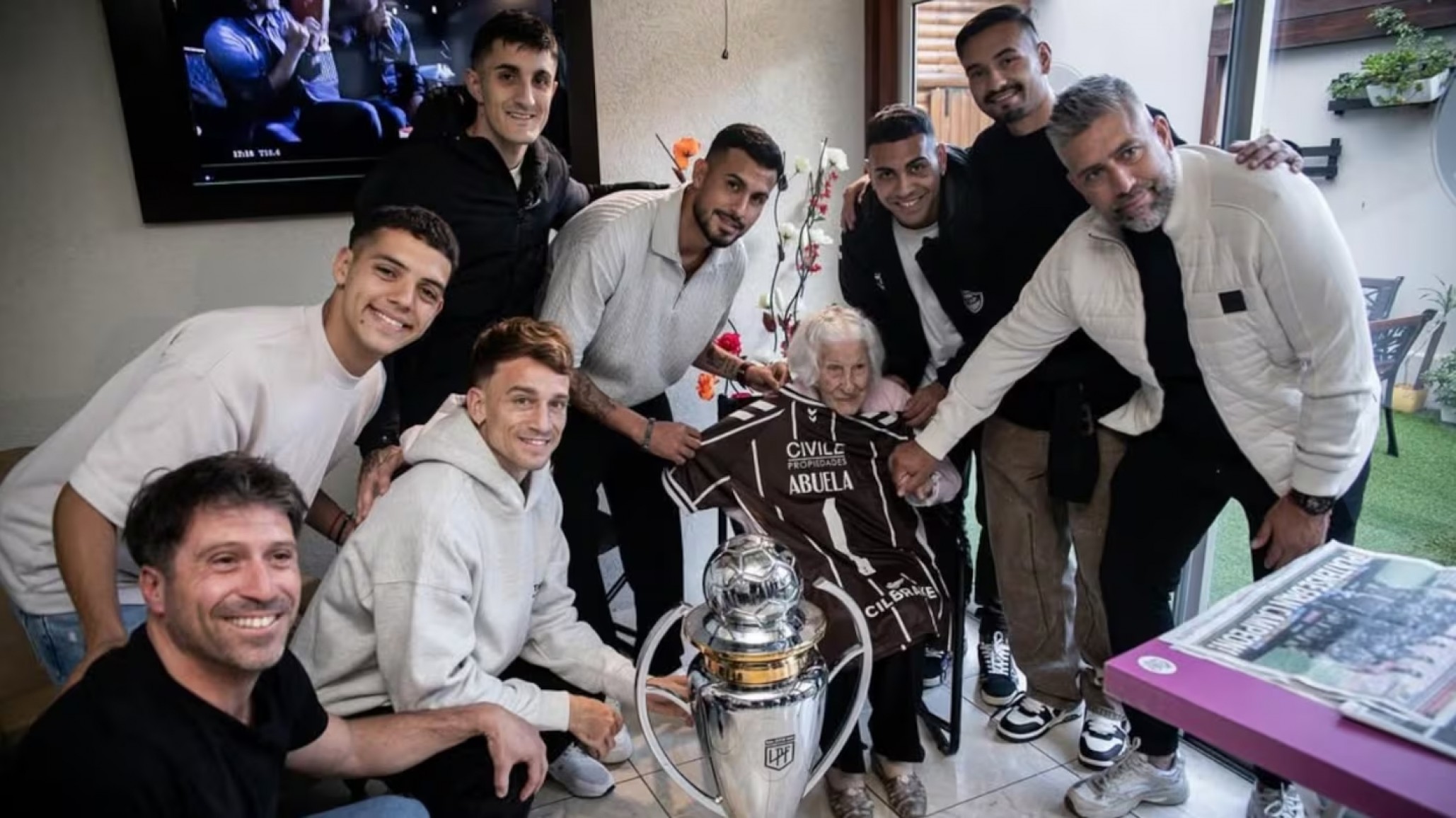 El emotivo gesto de Platense con la abuela de 98 años que se enteró del campeonato por el diario