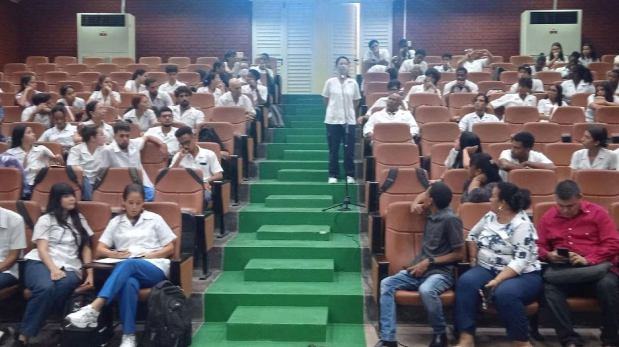 Crisis en Cuba: Estudiantes de Derecho demandan a una empresa por el aumento del internet y la "dolarizaci髇" del servicio