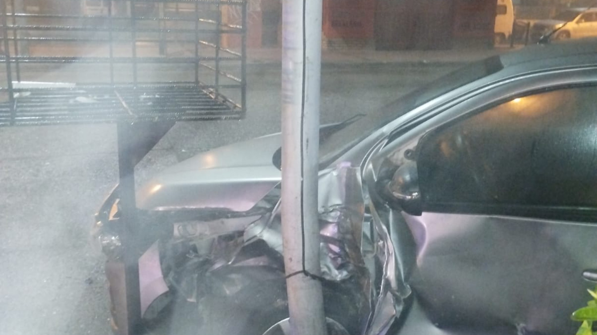 Chocó borracho contra un barandal: manejaba con 1,77 de alcohol en sangre