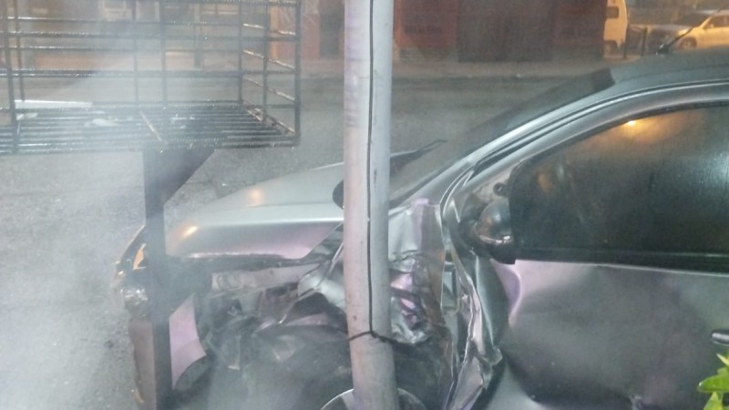 Chocó borracho contra un barandal: manejaba con 1,77 de alcohol en sangre