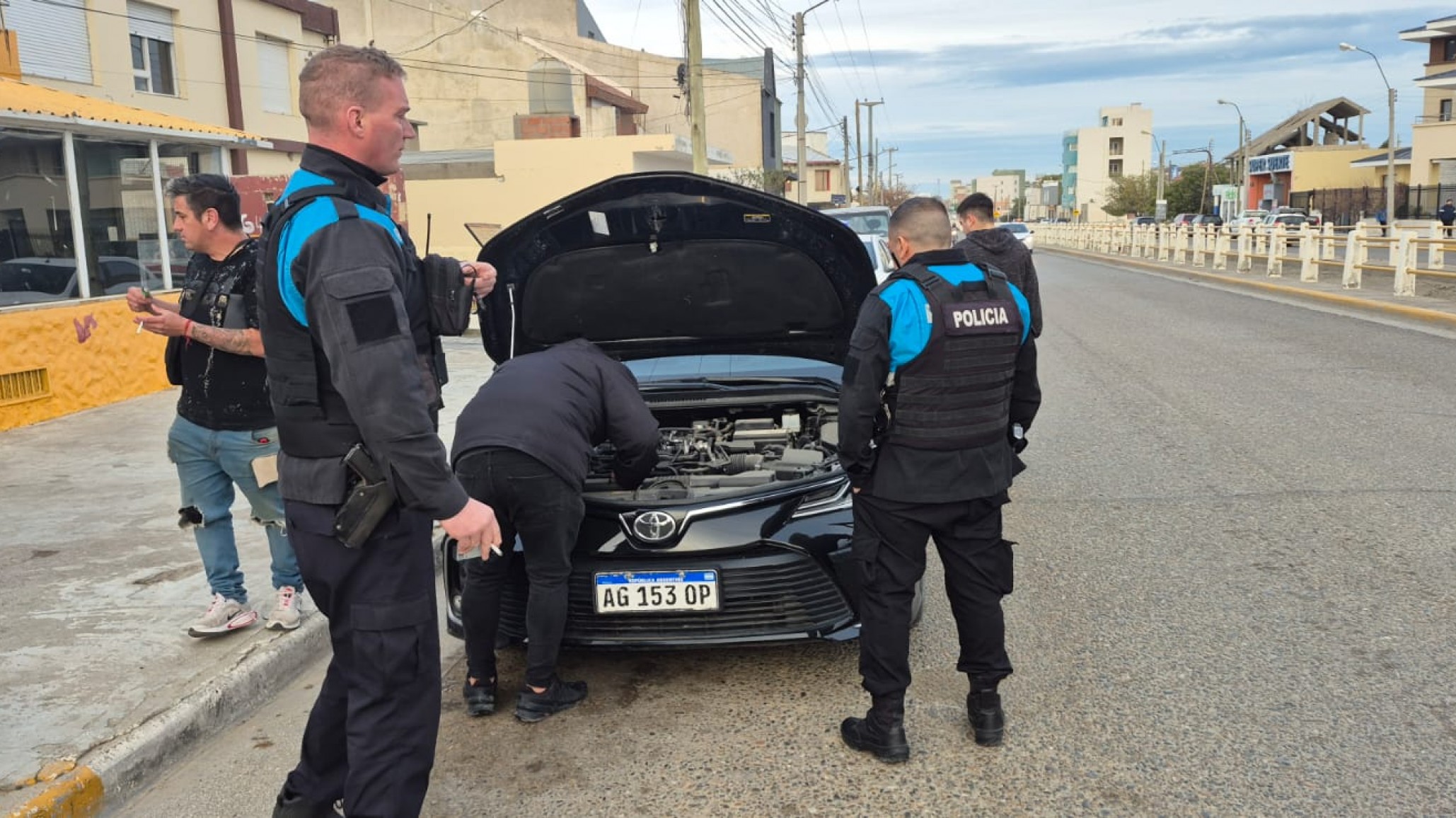 El número de patente de un auto no coincidía con el grabado en los vidrios y descubrieron que era robado