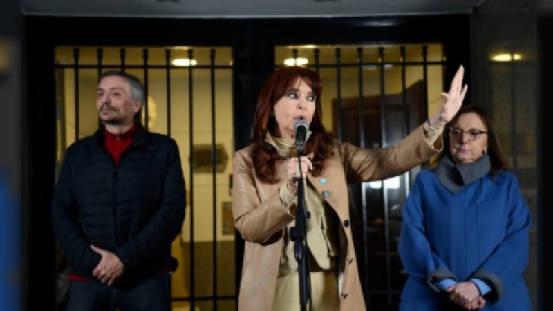 El Tribunal pidió a Migraciones reforzar los controles para impedir que Cristina salga del país