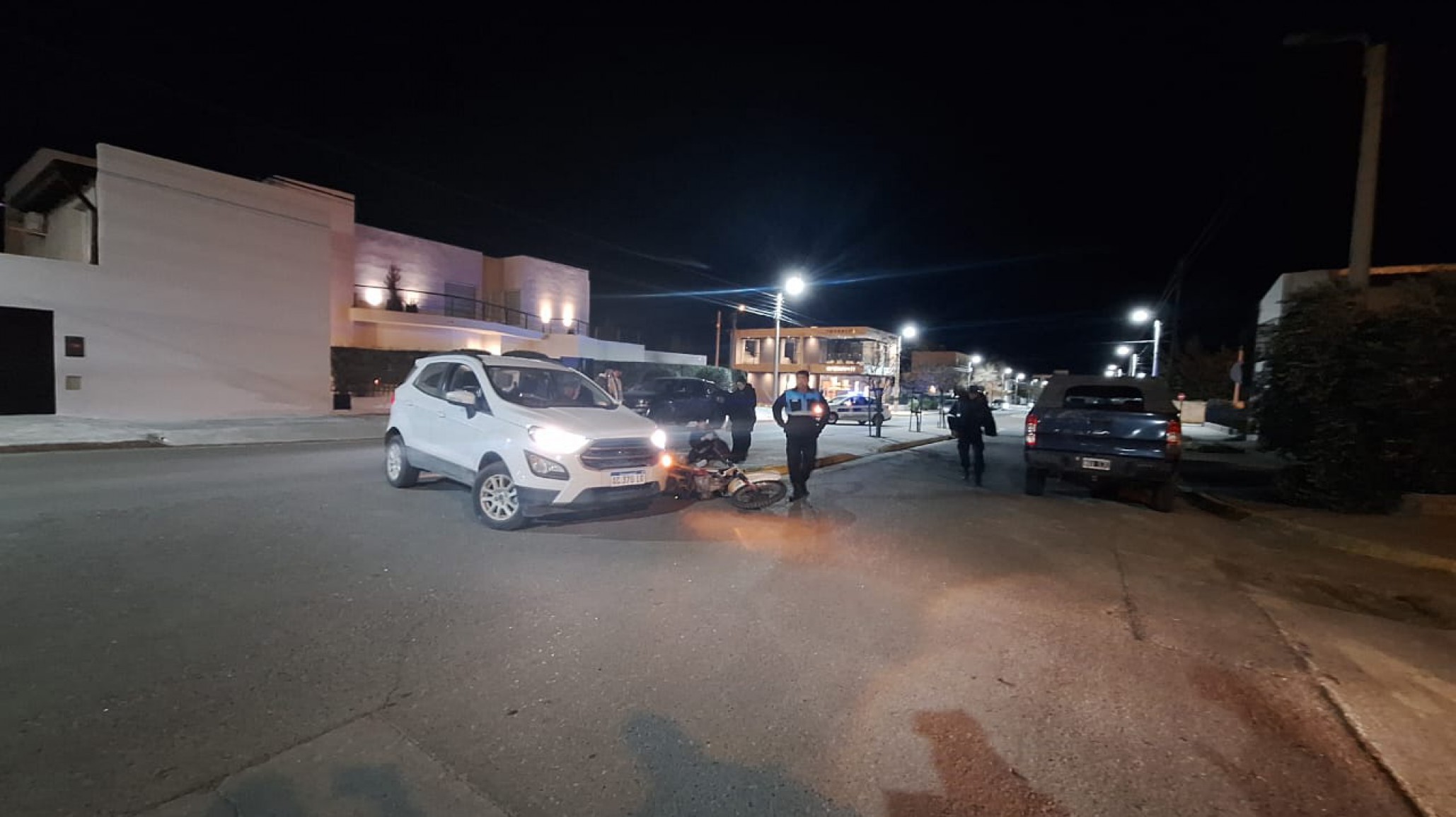 Un menor herido tras el choque de una moto y una camioneta