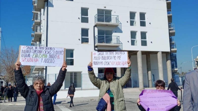 Polémica: Bullrich le regaló policías viviendas del ProCreAr que ya estaban adjudicadas a otras familias