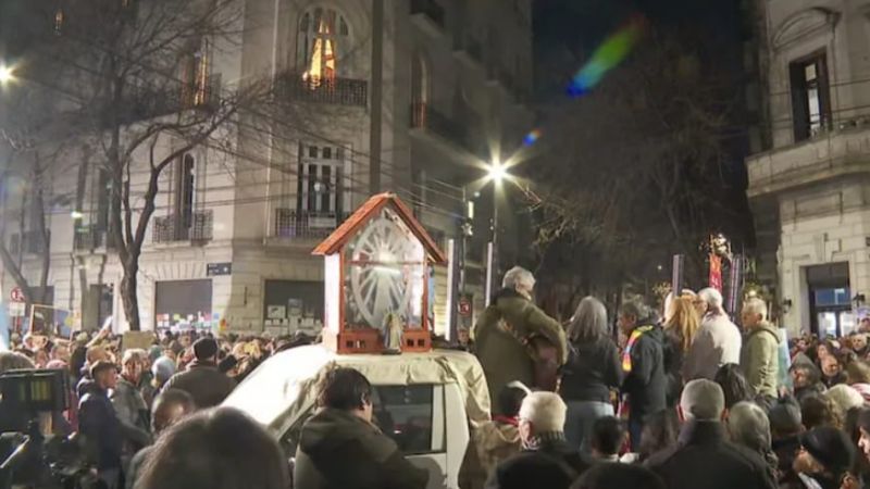 Misa por CFK y vigilia frente a su departamento en Constitución tras el fallo de la Corte