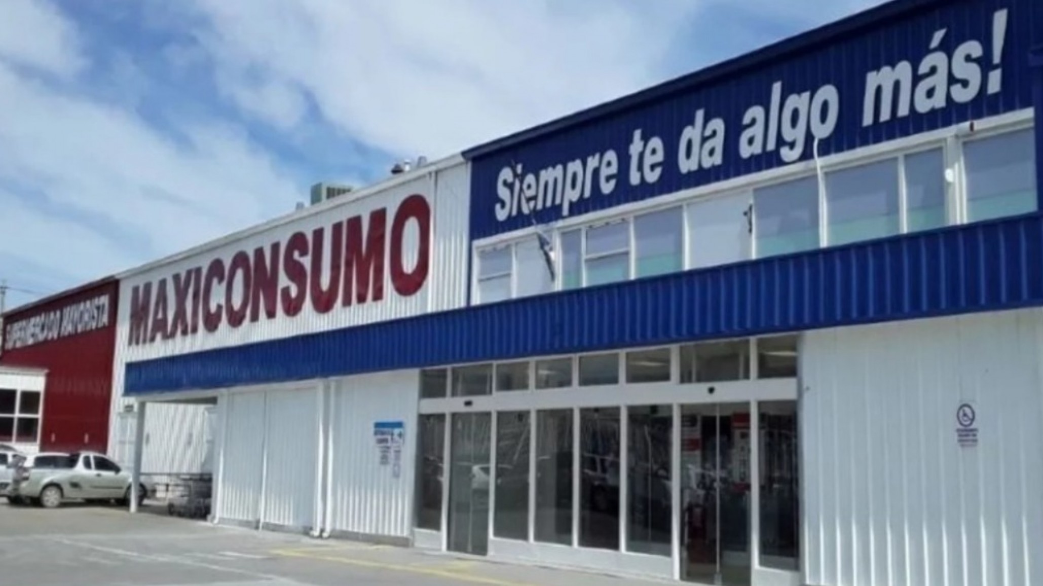 Robo millonario a Maxiconsumo: hallaron el auto de un empleado que los ladrones usaron para escapar