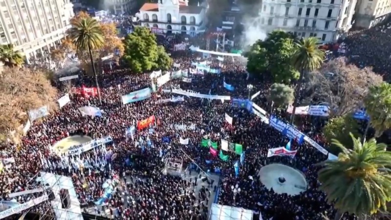 Multitudinaria movilización en Plaza de Mayo en apoyo a Cristina Kirchner
