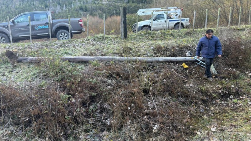Lago Puelo: Un trabajador cayó de un poste de luz en mal estado y terminó con una fractura
