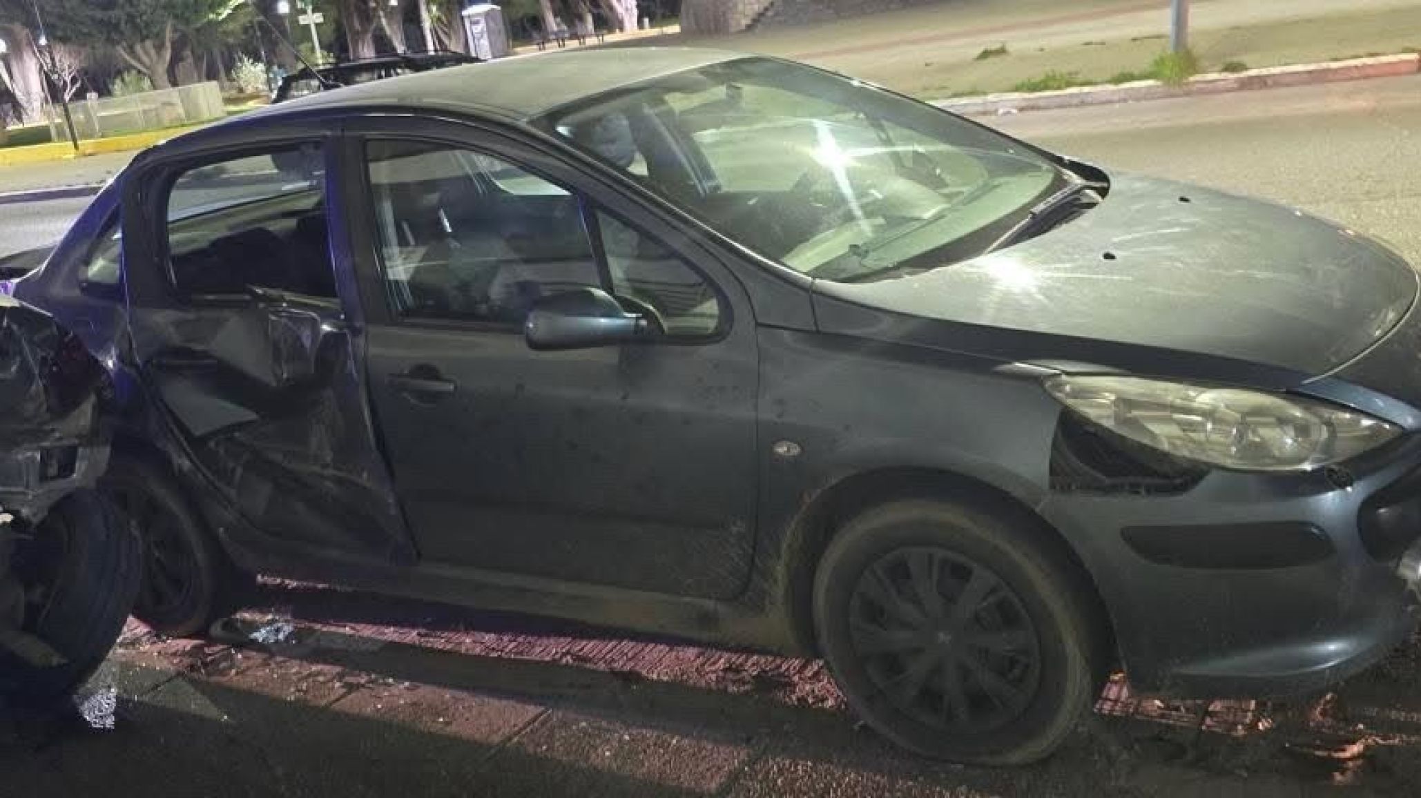 Imprudencia al volante: perdieron el control y chocaron autos estacionados en Avenida Yrigoyen