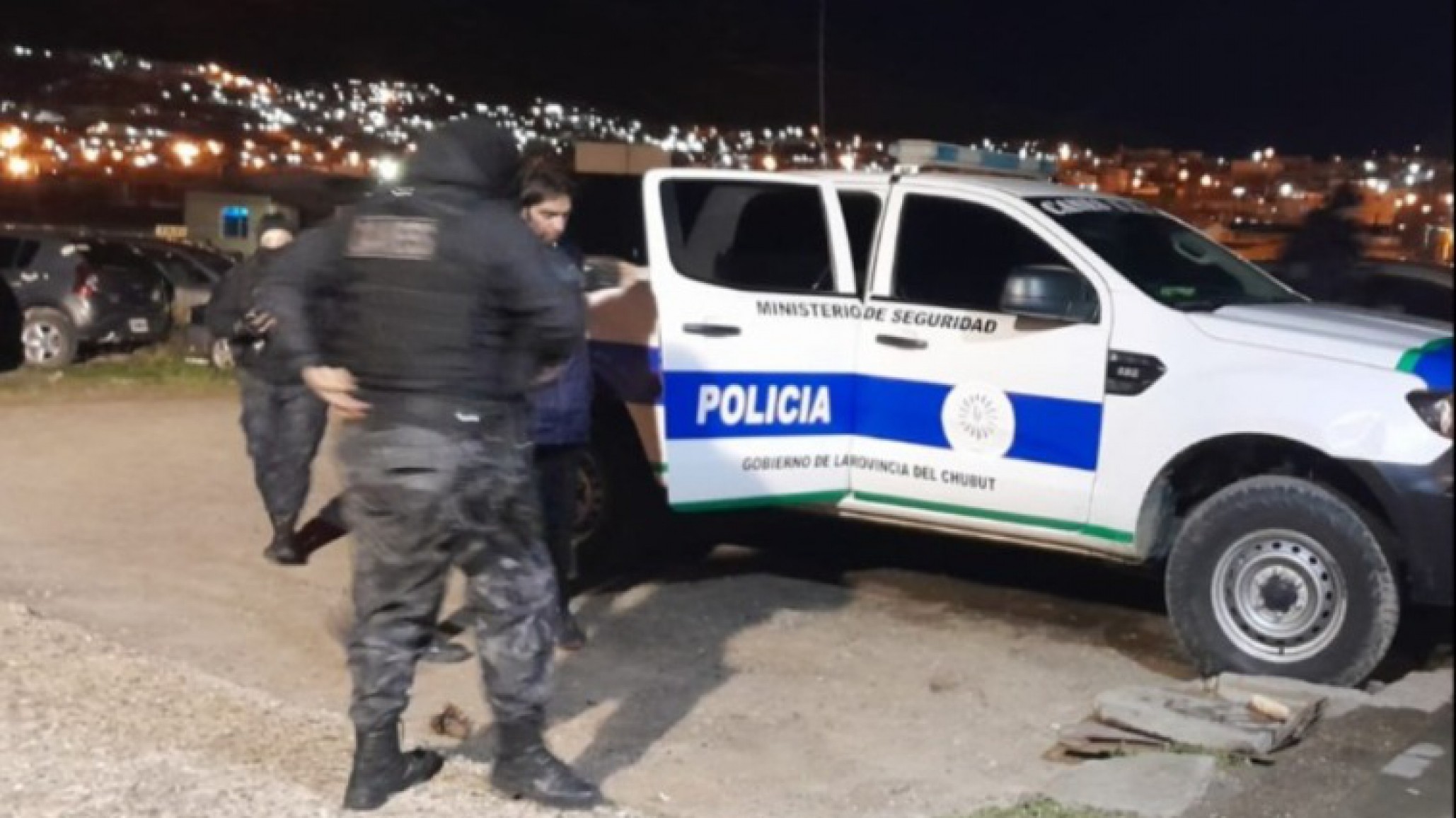 Intentaron evadir un control en Ceferino escondiéndose en un comercio: uno tenía pedido de captura vigente