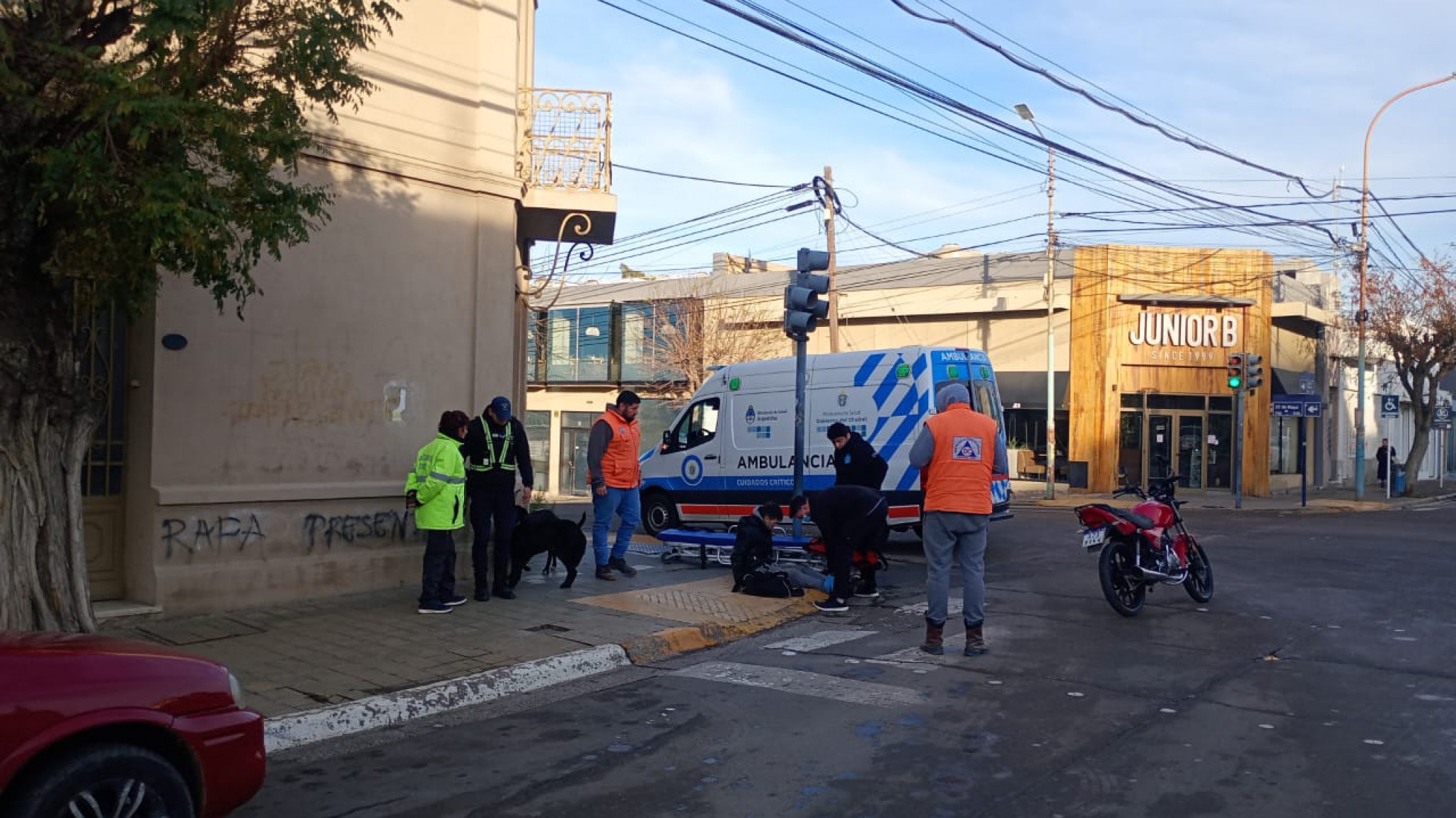 Un motociclista fue hospitalizado tras ser embestido por un vehículo en el centro de Comodoro
