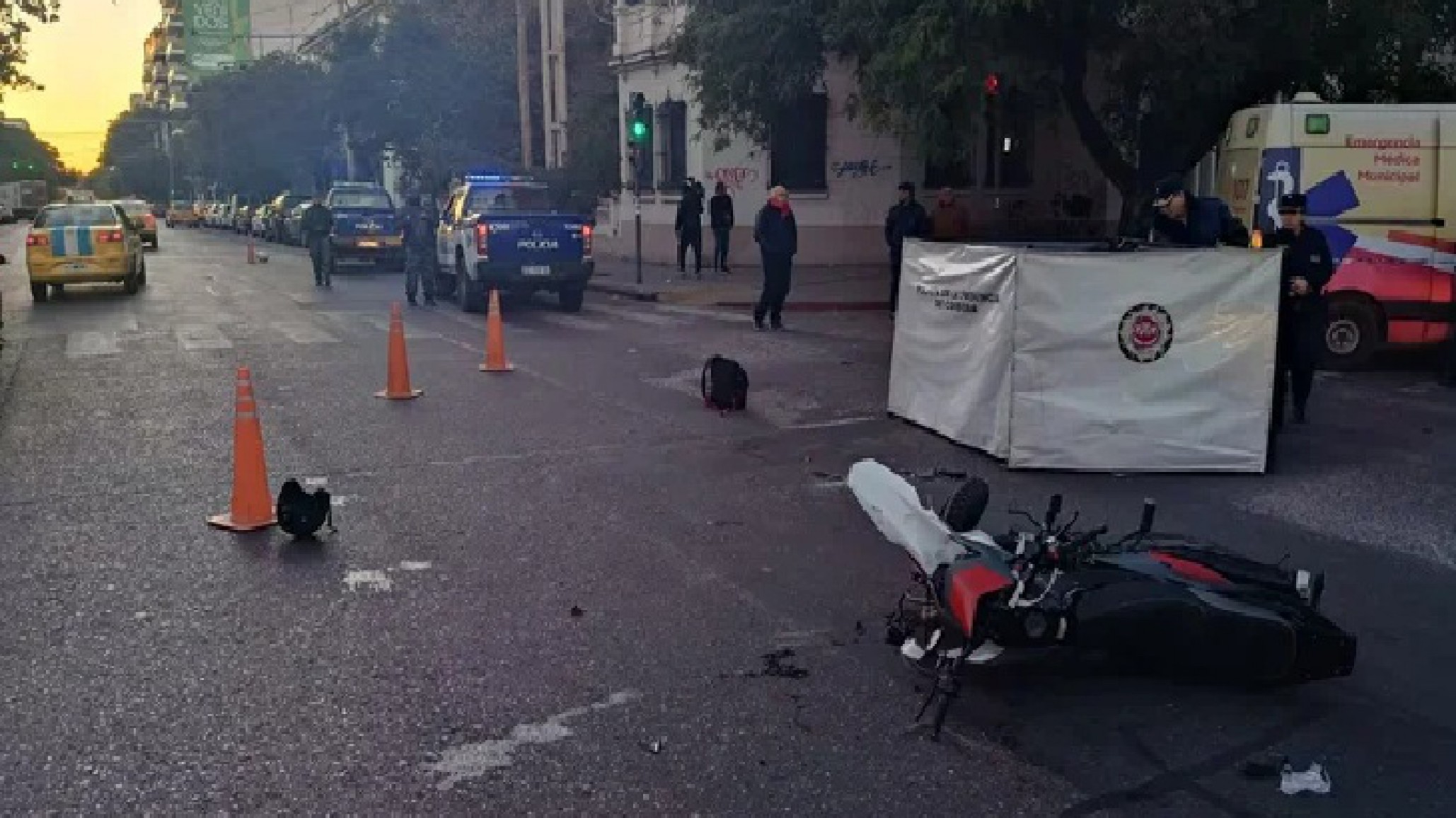 Accidente fatal: un motociclista cruzó en rojo, fue embestido por un auto y murió