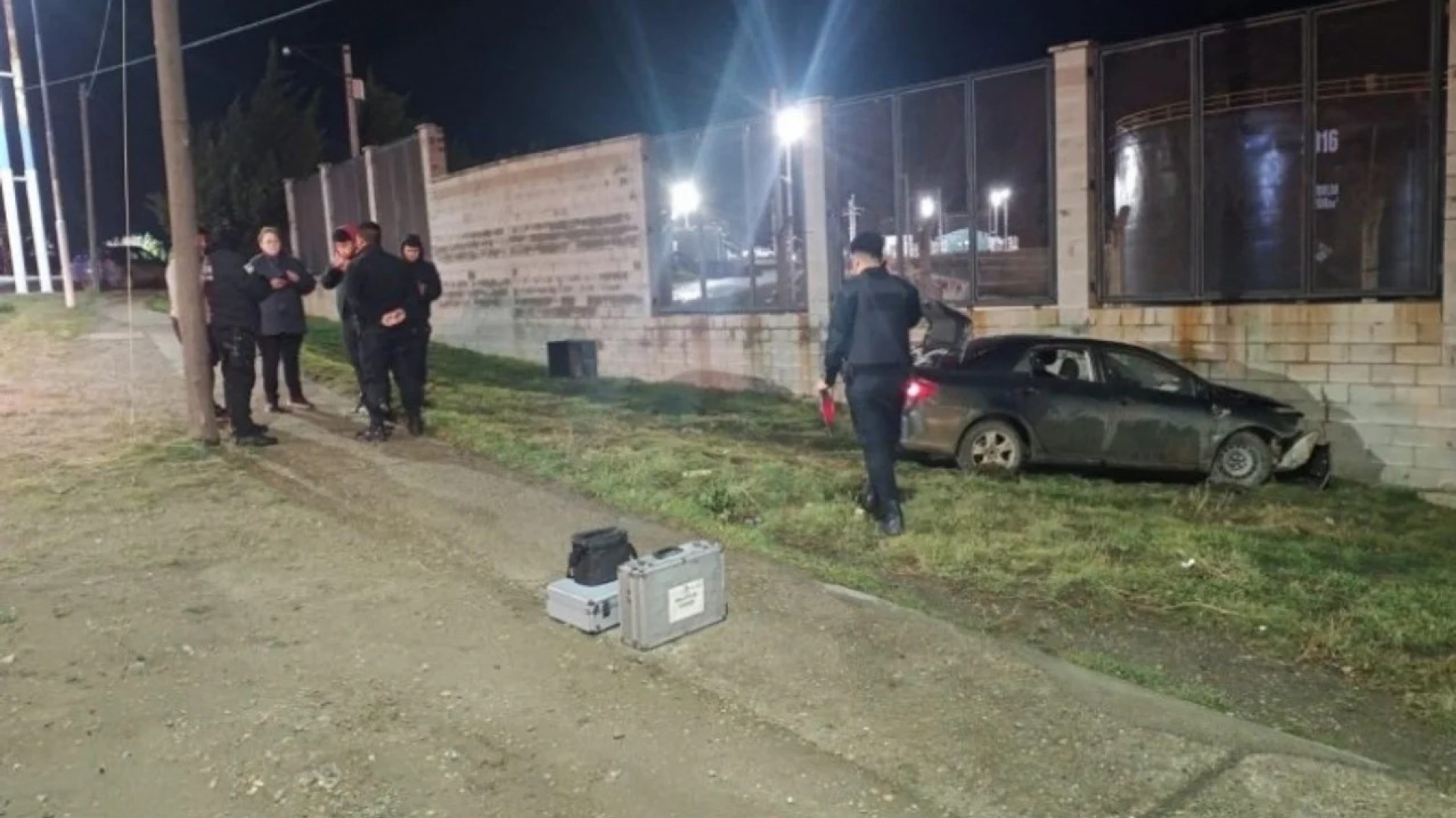 Detuvieron a tres comodorenses tras una persecución en Caleta Olivia en la que terminaron chocando contra un paredón