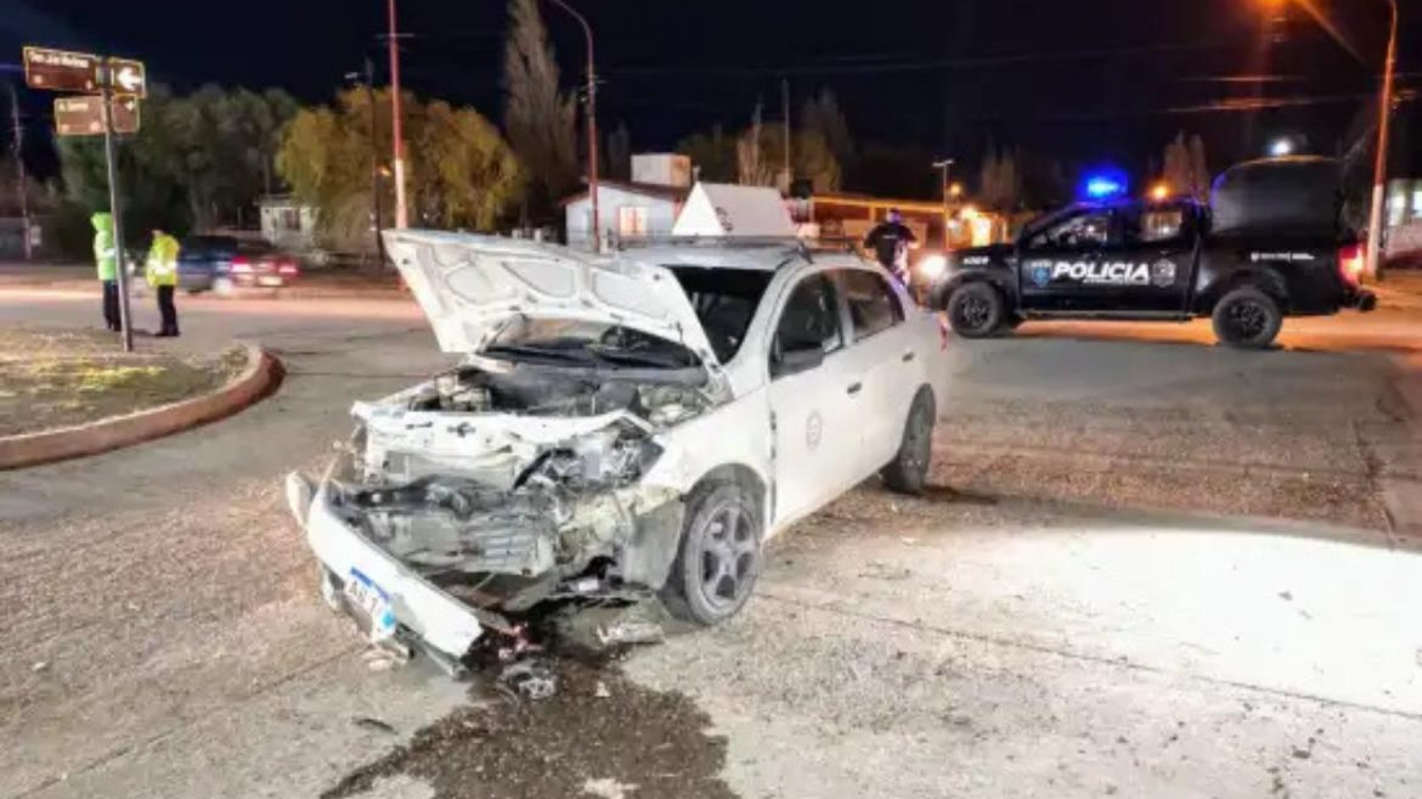 Una camioneta chocó contra un taxi en Caleta Olivia: la pasajera fue trasladada al hospital