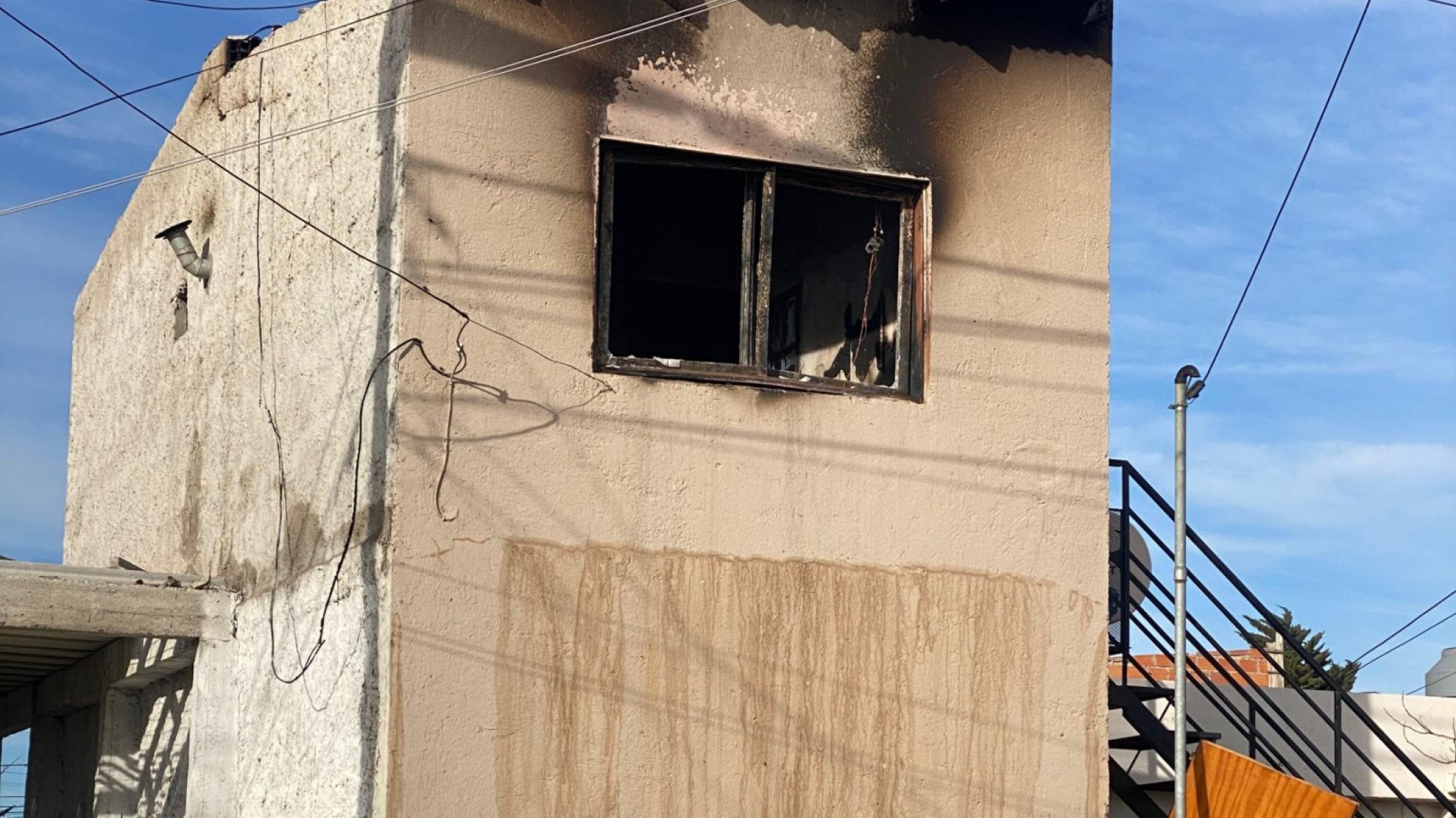 Una pareja sufrió graves quemaduras al escapar de un incendio en su vivienda