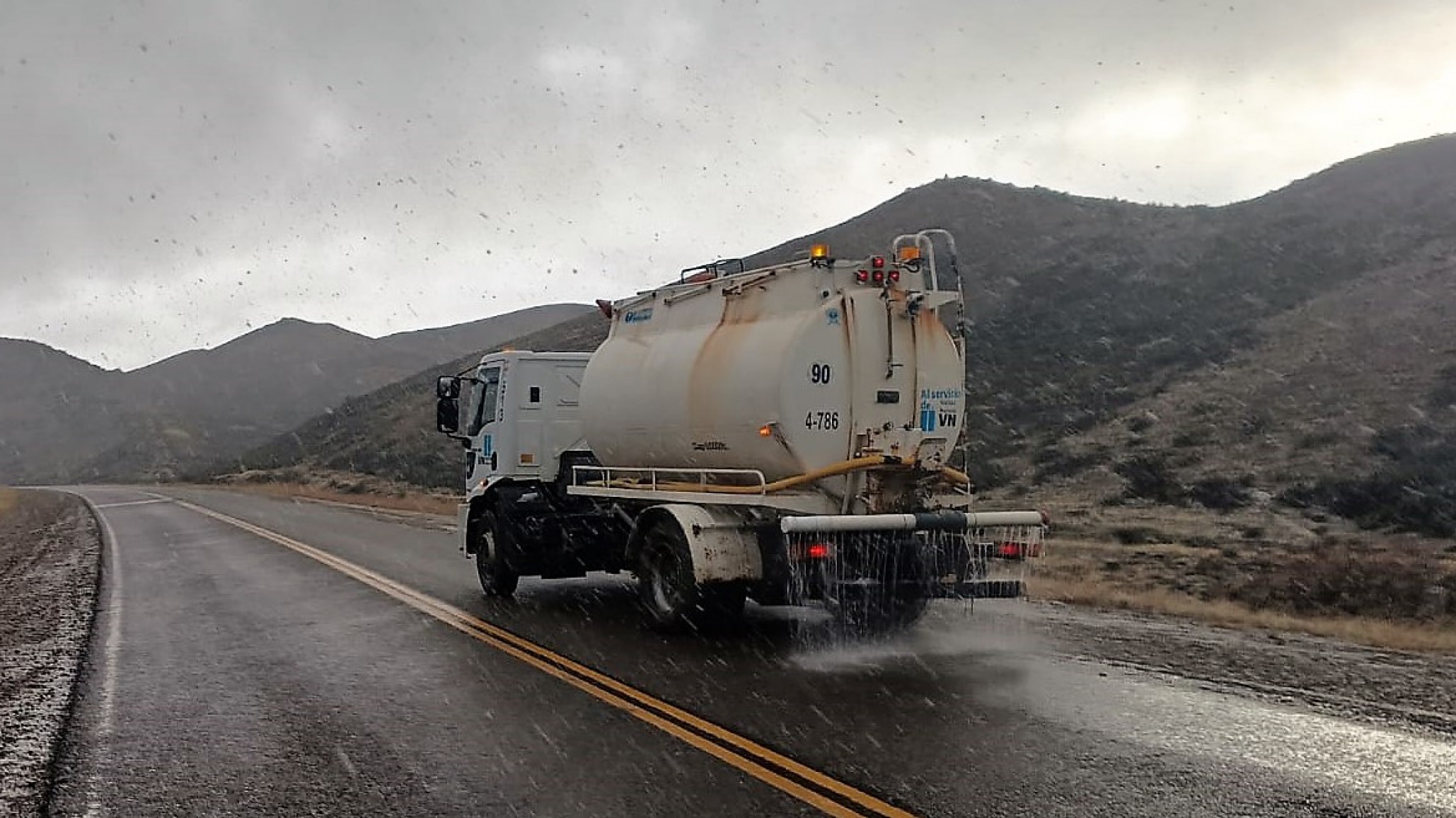 Precaución en rutas de Chubut: calzadas mojadas, barro y neviscas