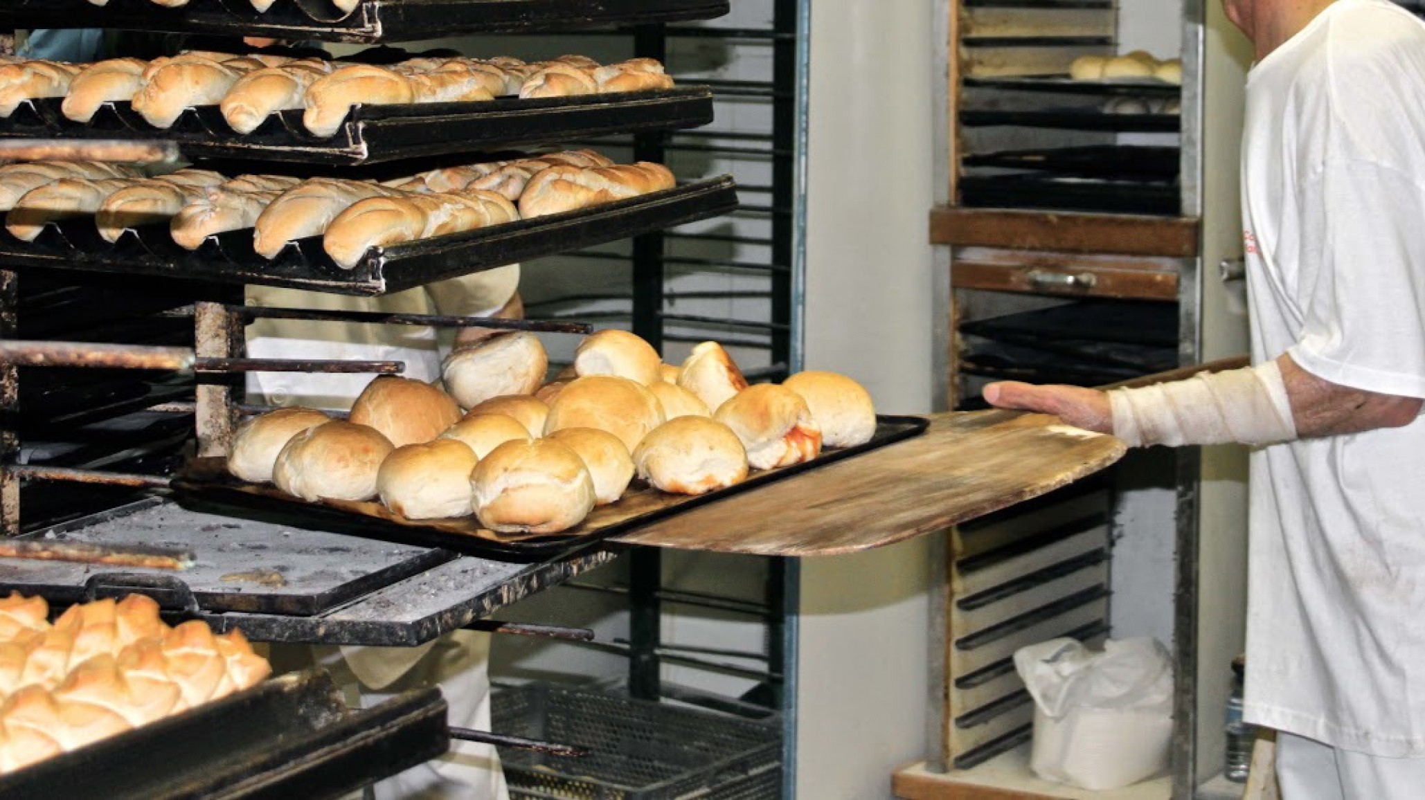 "No podemos competir con los vendedores ambulantes", advirtió un panadero artesanal de Comodoro