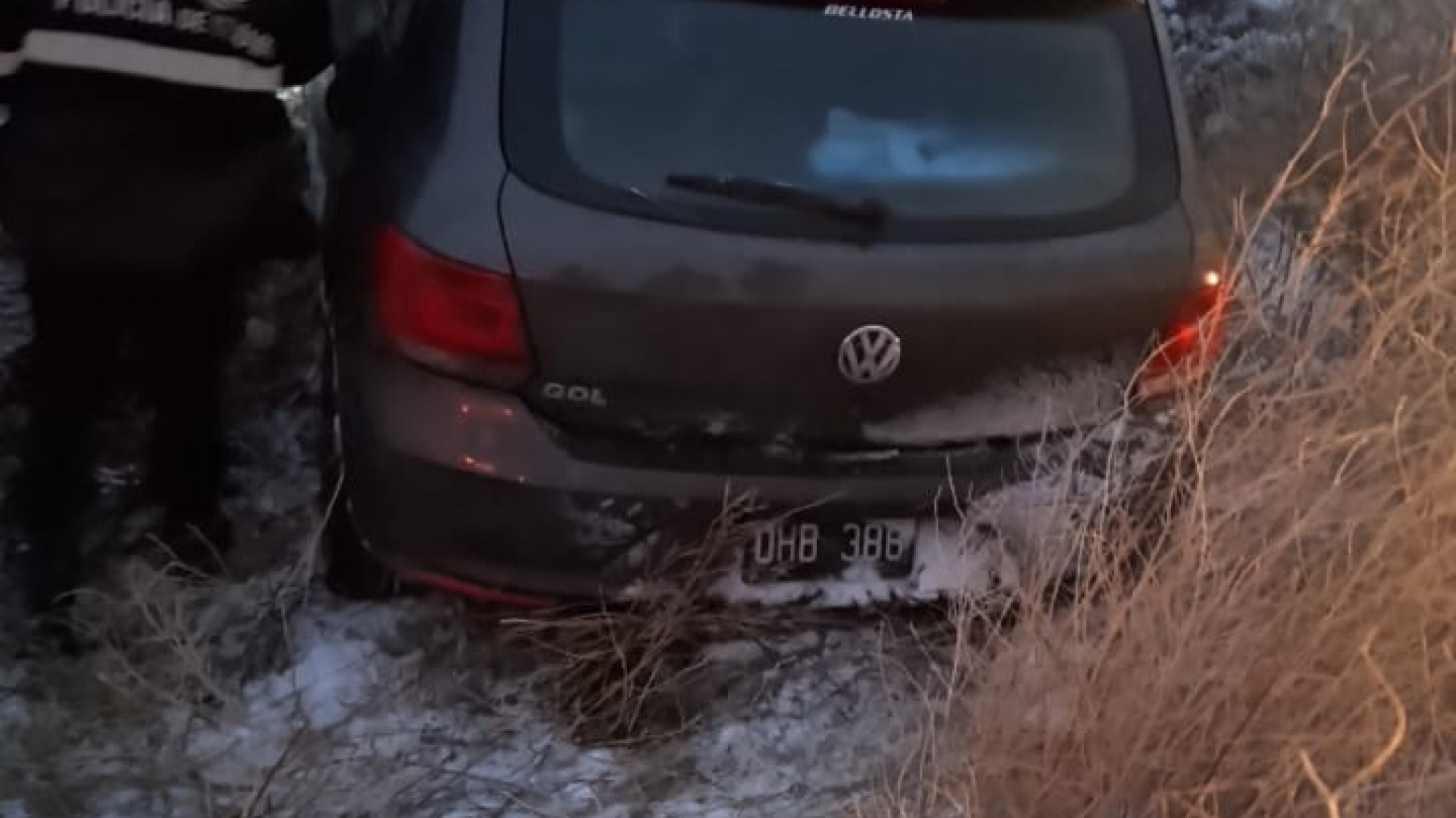 Despiste en Ruta 26: una pareja iba a Río Mayo y el conductor perdió el control del auto