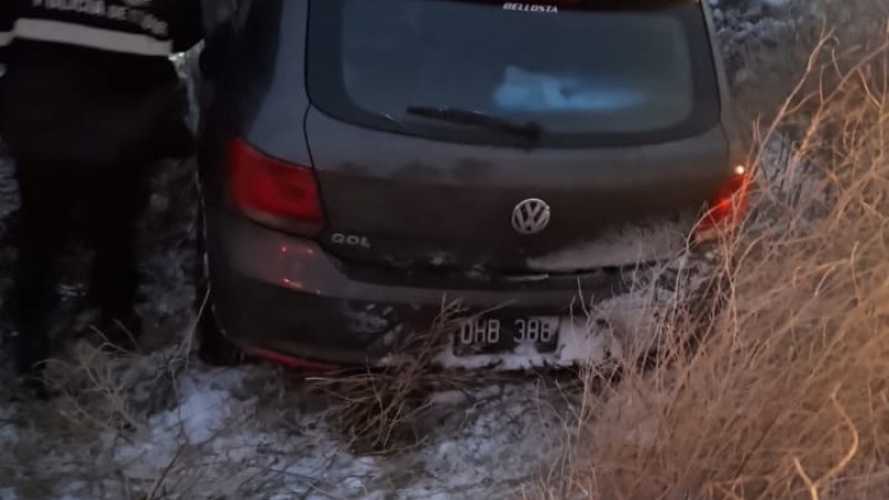 Despiste en Ruta 26: una pareja iba a Río Mayo y el conductor perdió el control del auto