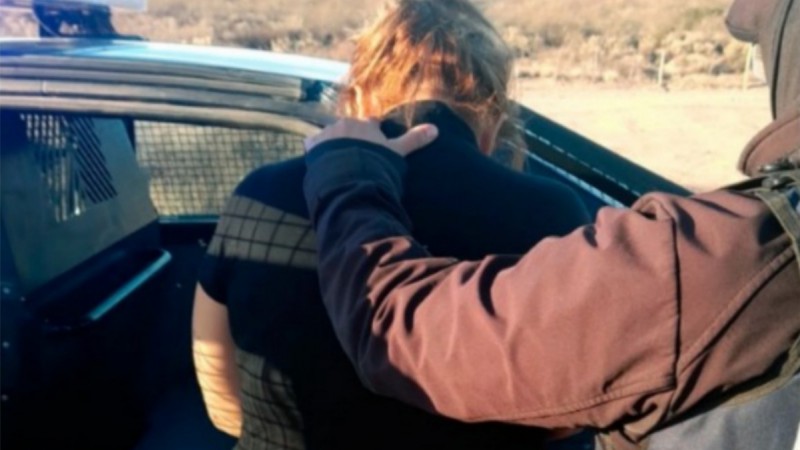 Lo conoció por Tinder hace 20 días, lo apuñaló, incendió su casa y le robó 600 mil dólares