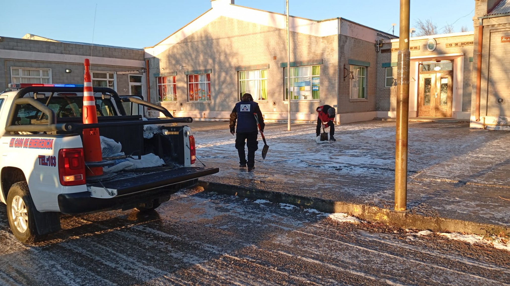 Defensa Civil recorrió calles y arrojó sal en los sectores más complicados por el hielo