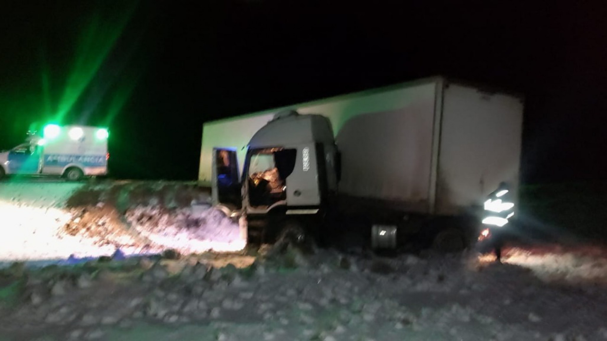 Un camión perdió el control y despistó en la Ruta 3 por nieve y escarcha