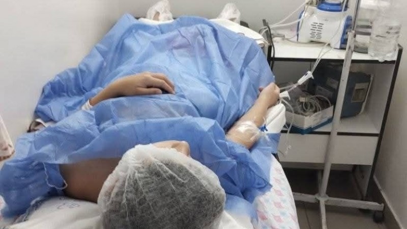 Su hijo tenía peritonitis y denunció mala atención en el hospital: "Si no lo sacaba de Pico Truncado, se moría"