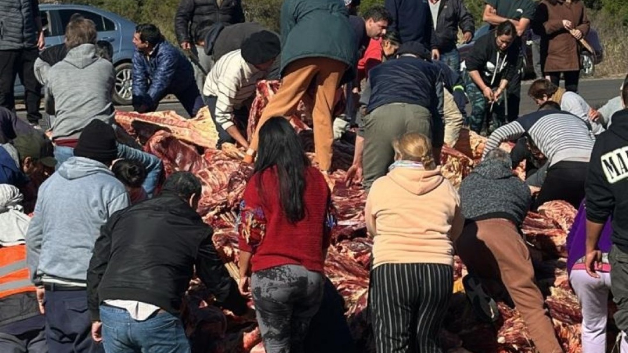 Volcó un camión frigorífico en la Ruta Nacional 14 y los vecinos se llevaron medias reses contaminadas