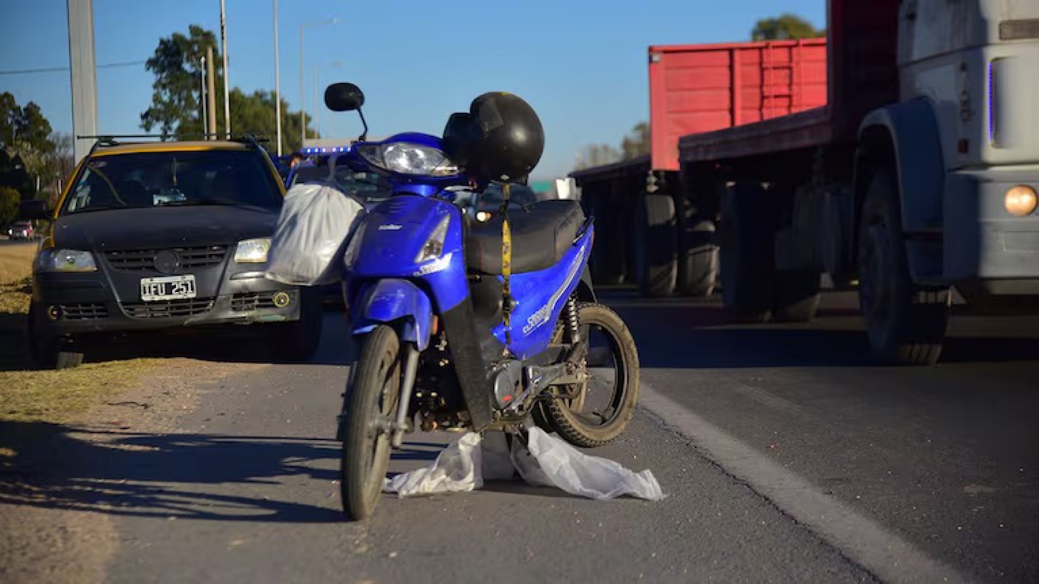 Una motociclista se despistó y murió al caer sobre la calzada en la Avenida Circunvalación