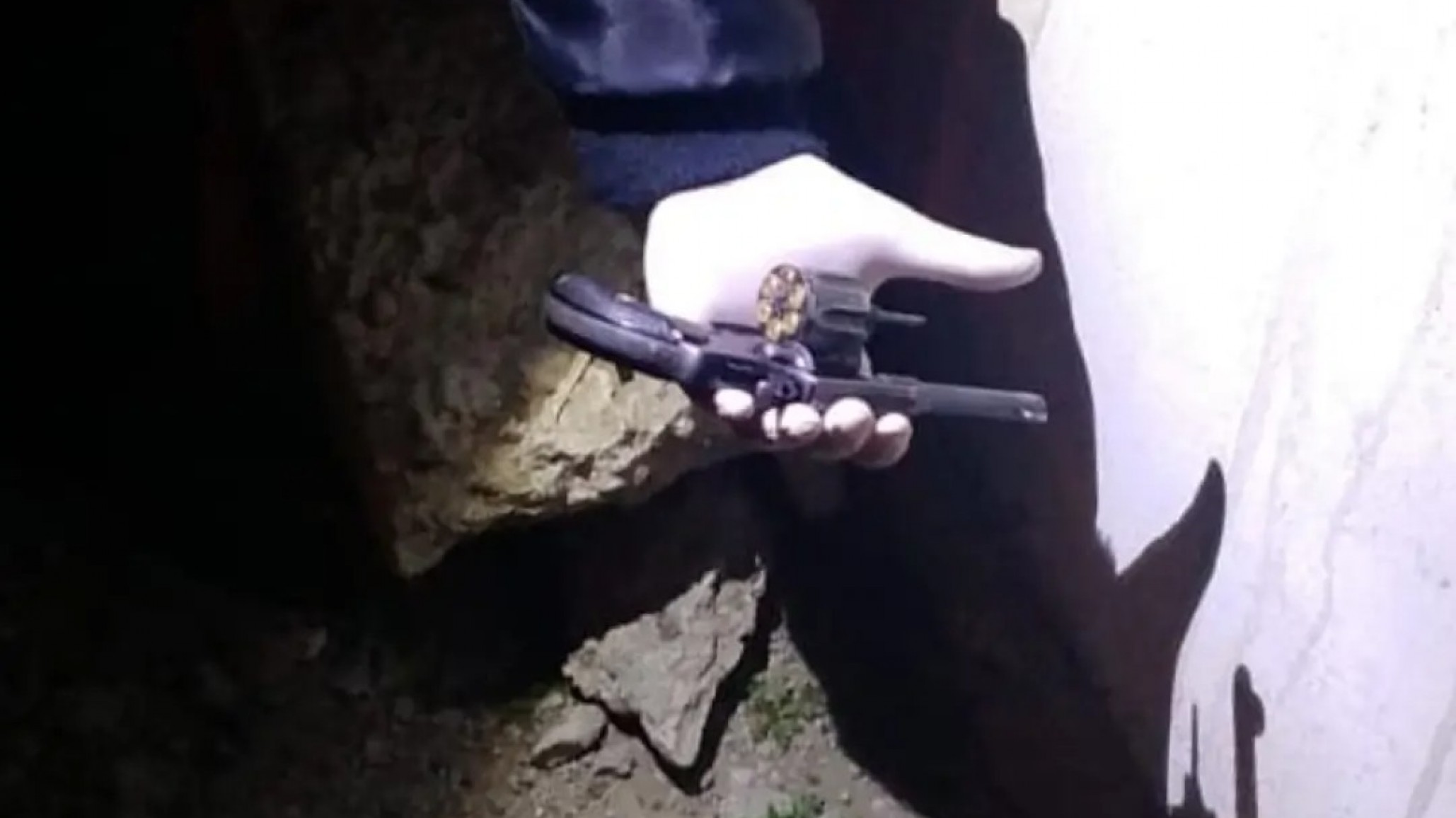 Salió a la calle portando una pistola y quiso huir de la policía