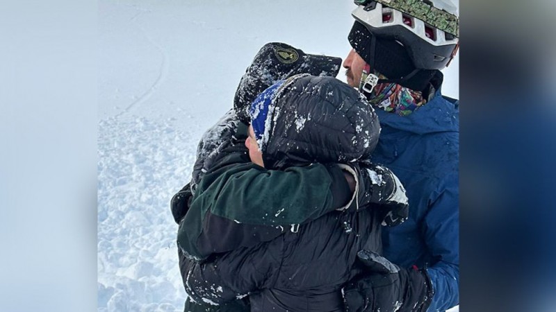 Milagroso rescate en Ushuaia: Una pareja quedó sepultada bajo una placa de nieve desprendida
