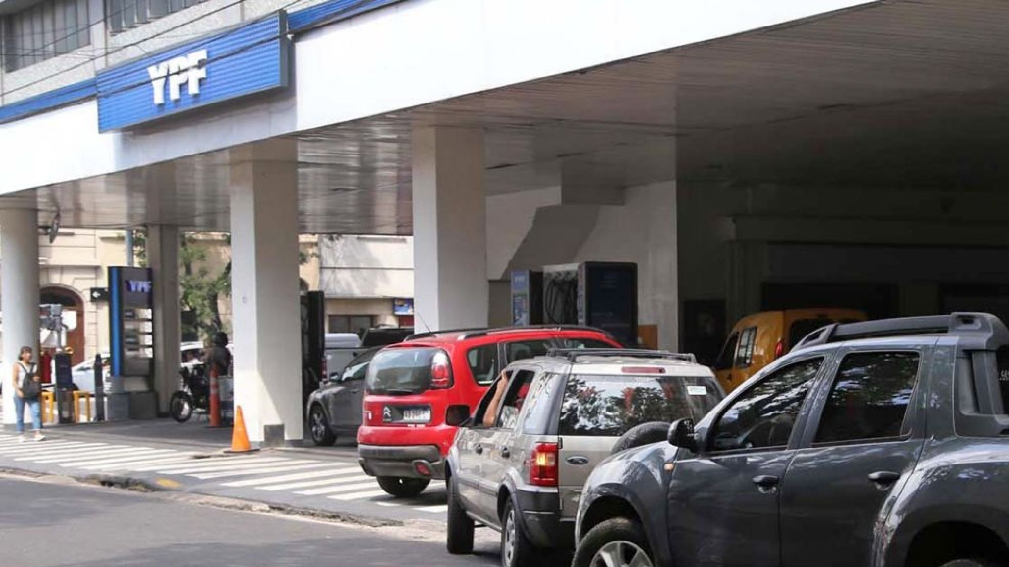 El petróleo baja, pero YPF aumenta nuevamente los combustibles