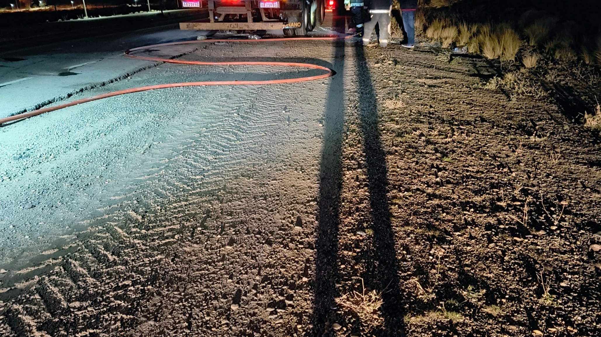 Iba manejando su camión por Ruta 3 y se le incendiaron las ruedas