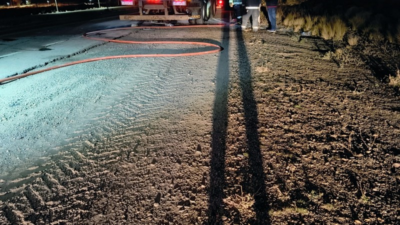 Iba manejando su camión por Ruta 3 y se le incendiaron las ruedas