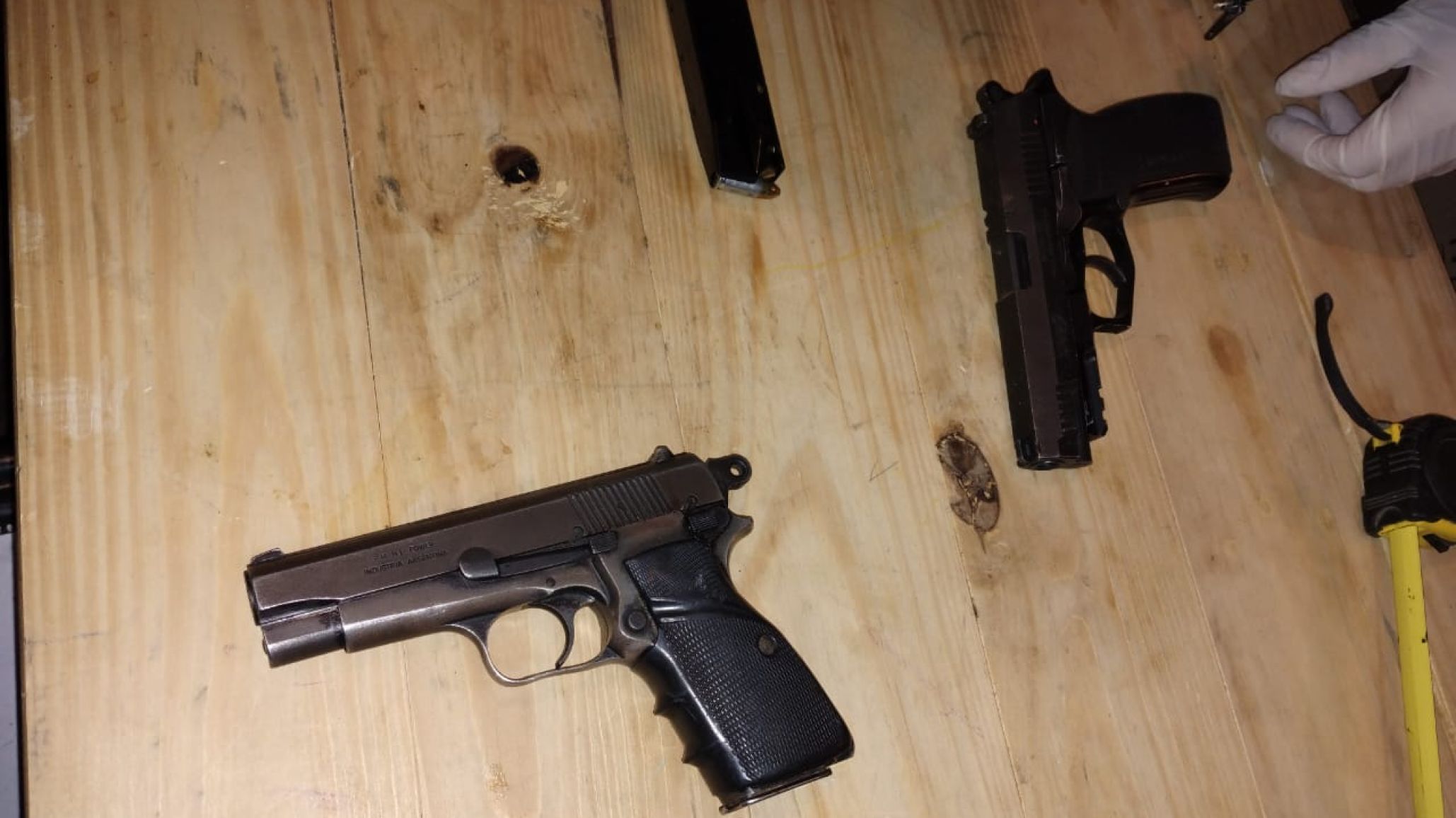 Trelew: quiso atacar a su ex, escapó armado y lo atraparon en una biblioteca con dos pistolas cargadas